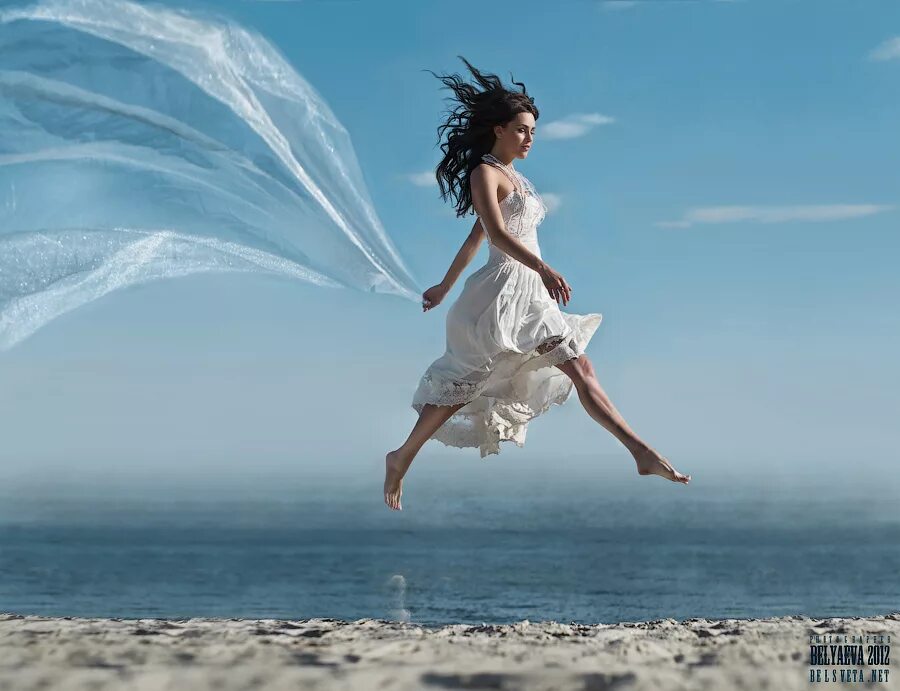 Я шагаю по облакам. Девушка парит в воздухе. Девушка летит. Воздушная девушка. Счастливая женщина.