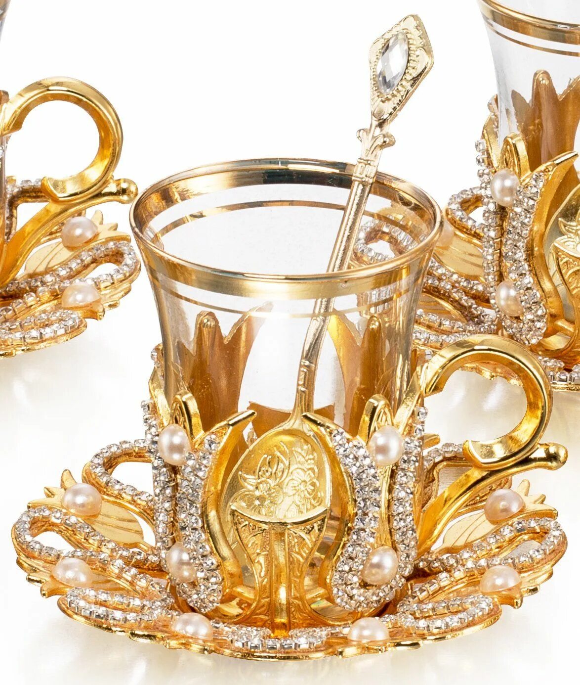 Золотистая посуда. Красивая посуда с золотом. Красивые кружки золотистые. Красивая посуда с камнями. Посуда золотые чайные.