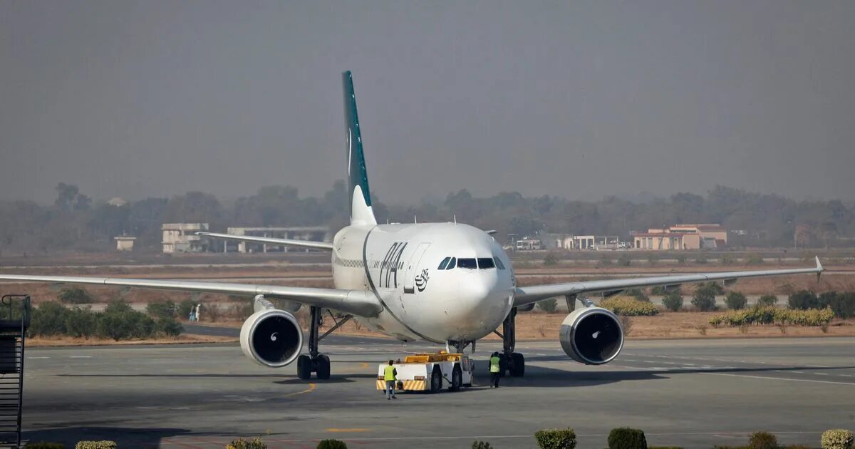 Киргизия перелеты. Самолет президента Пакистана. Pakistan Airport. Гражданская Авиация Египта Африка. Исламабад-новый (аэропорт).