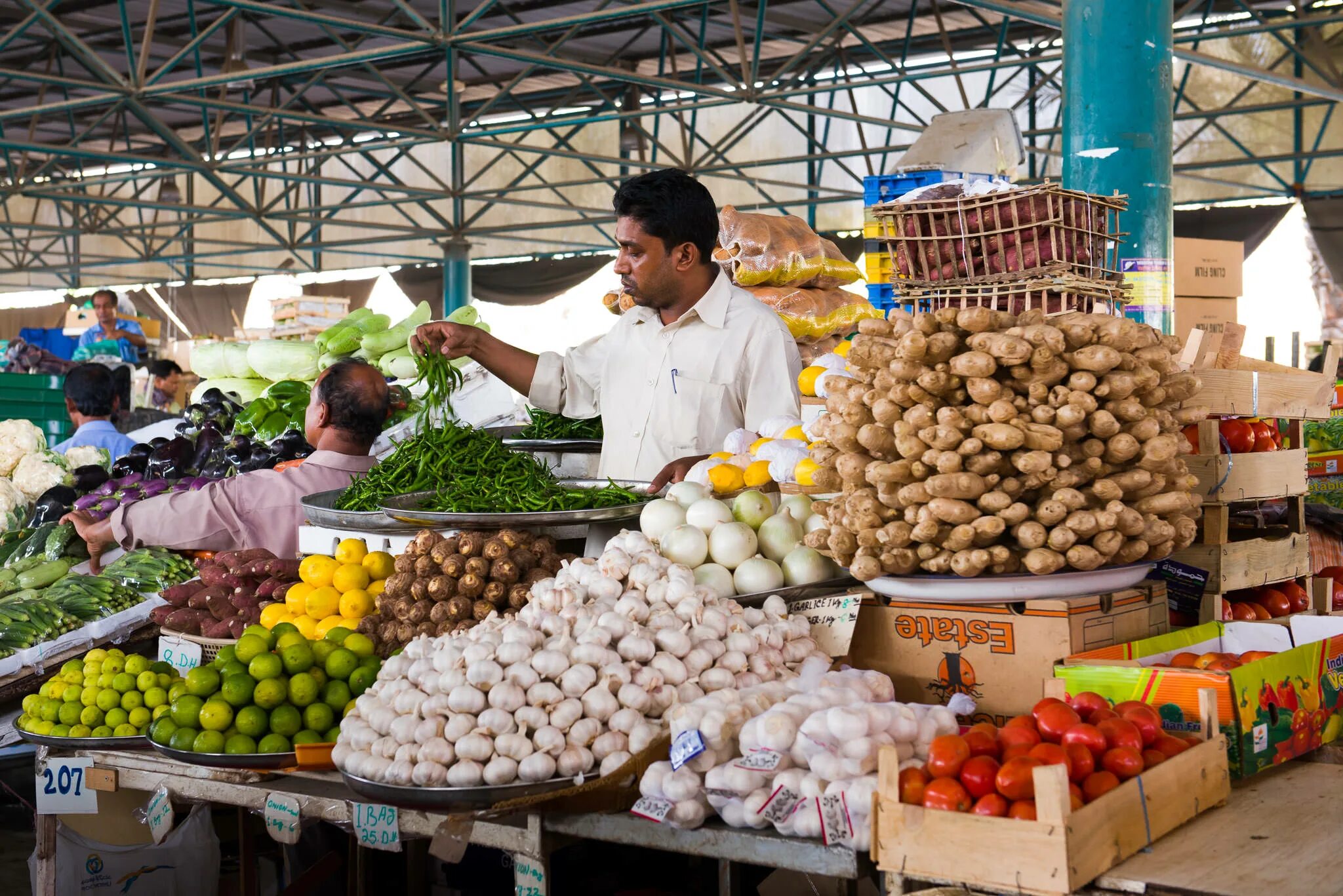 Uae market. Рынок в Дубае. Овощной рынок. Продуктовый рынок в Дубае. Арабы на рынке.