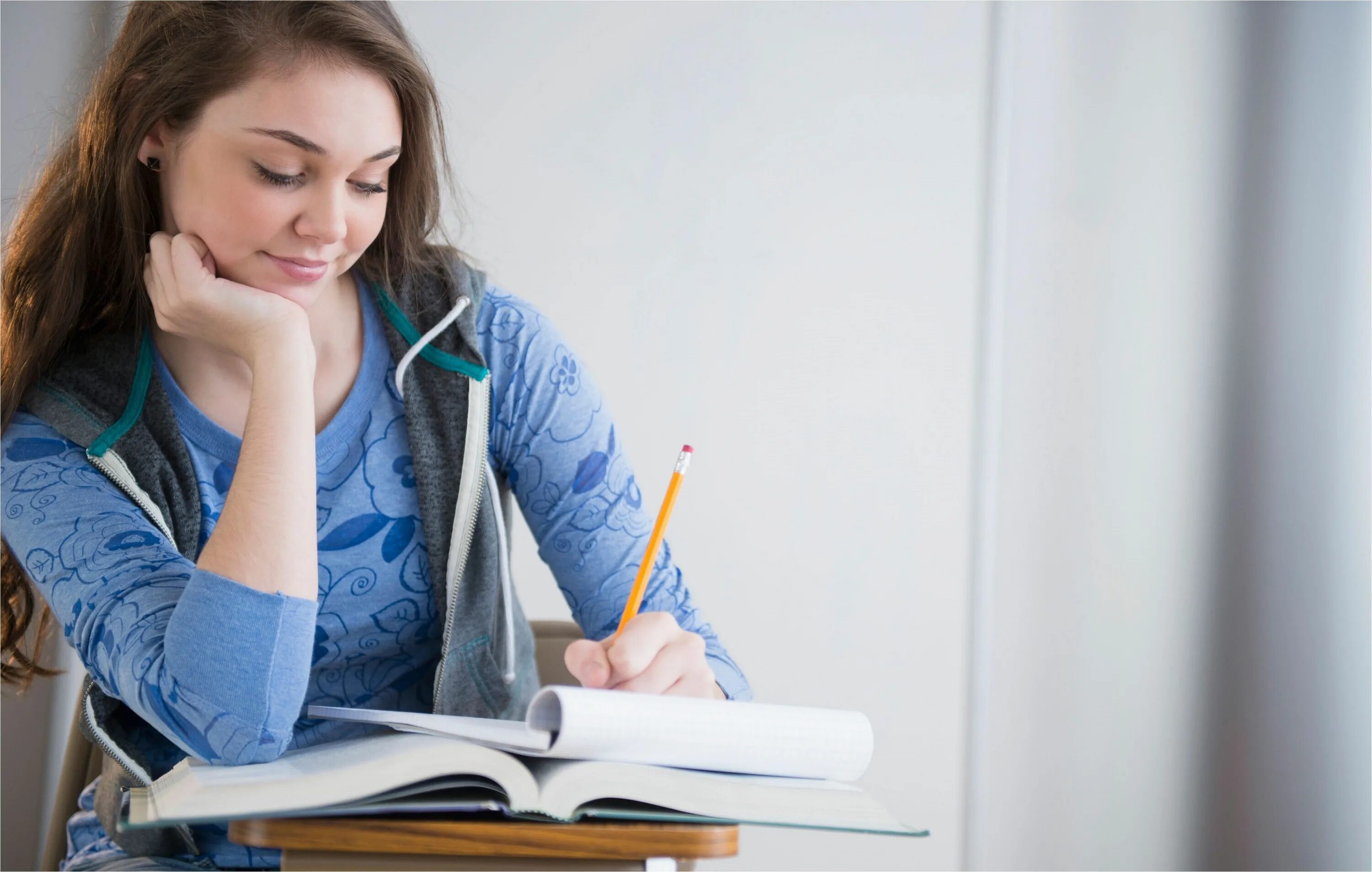 She a new student. Девушки студентки. Девушка на учебе. Девушка подросток учится. Девочка студент.