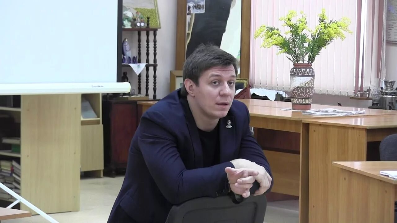 Знали бы вы, как я вчера ревел, Лёжа в вагоне на верхней полке, Когда покидал.. 