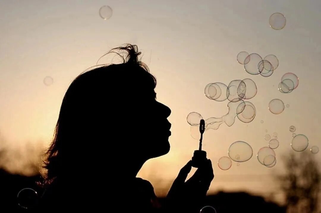 Девушка с коньяком. Ребенок у окна. Приятное ожидание встречи. Прикольные высказывания про ожидания. Приятное ожидание.