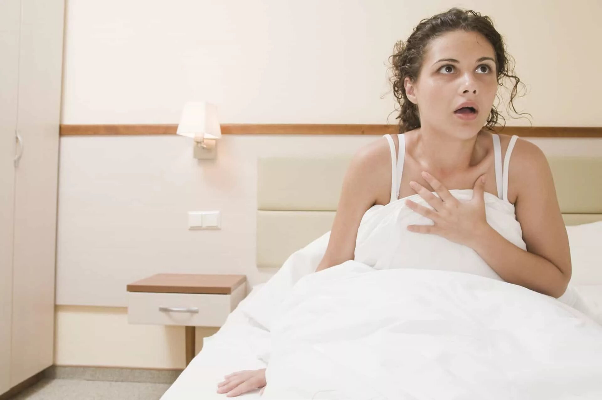 девушка утром. проснуться удивить. человек просыпается. вставать утром. девушка с будильником.