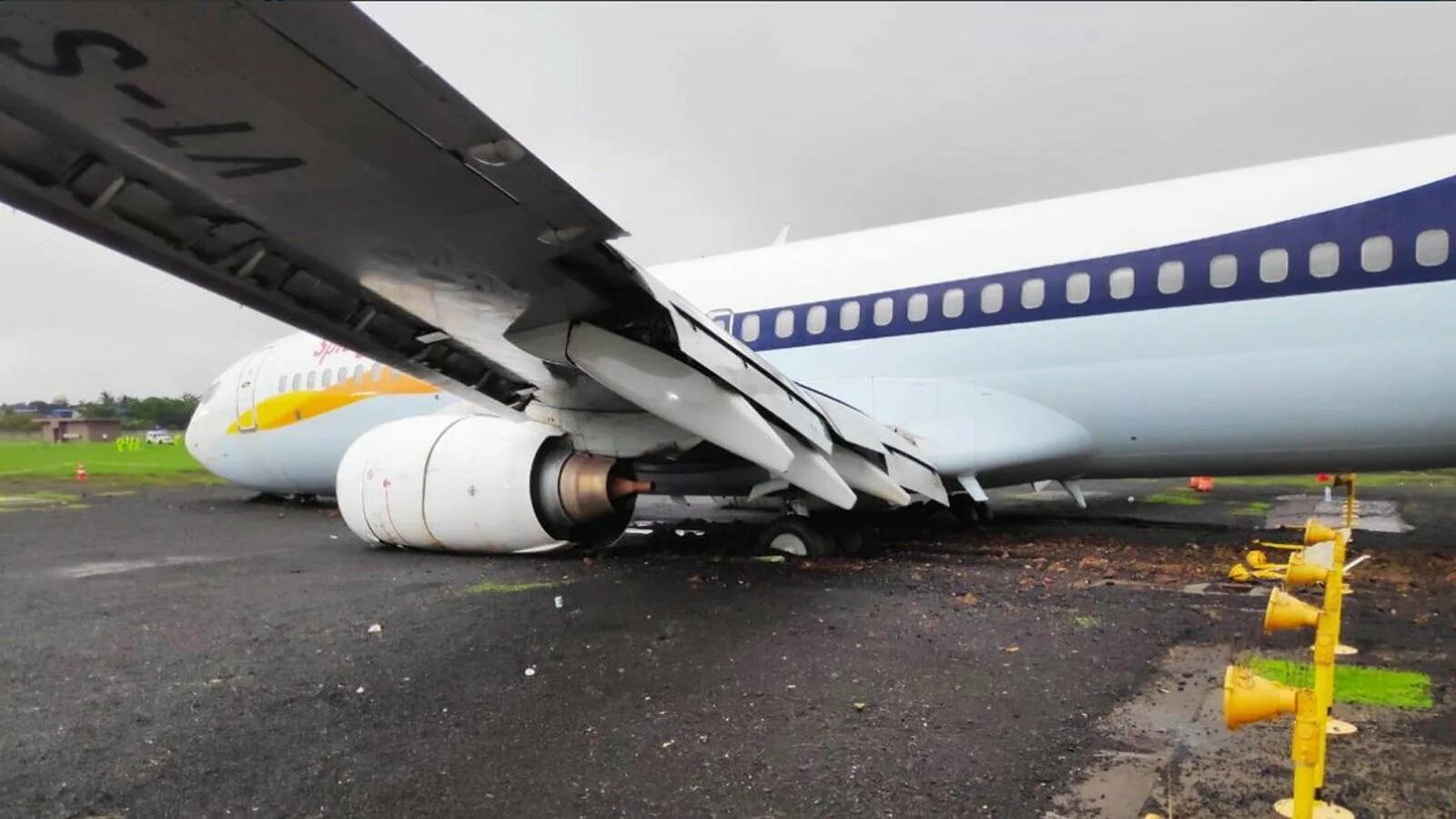 Боинг 737 на взлетной полосе. Самолет летит. Aviation herald. Handley page hpr-7. Ма-60 самолет.