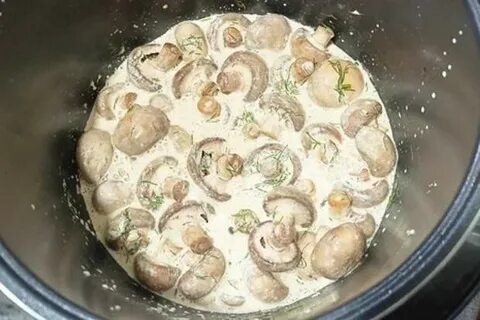 Грибы со сливками и сыром на сковороде