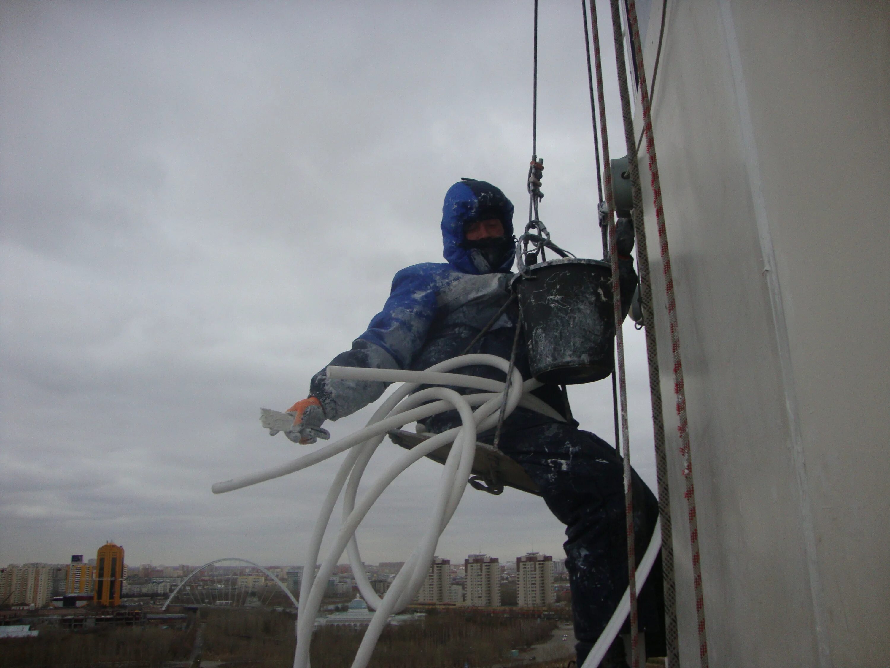 промышленный альпинист эмираты. промышленные альпинисты на заводе. работа в красноярске монтаж. высотные работа красноярск. высотные работа красноярск.