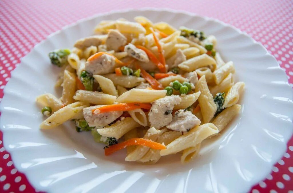 Курица с морковью и макаронами