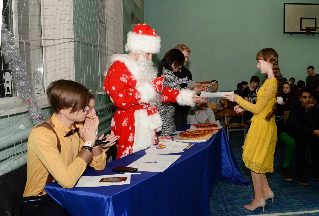 Новогодний КВН. Новогодние сценки КВН. Новогодние конкурсы на КВН. Домашняя Новогодняя сценка. Домашние сценарии нового года