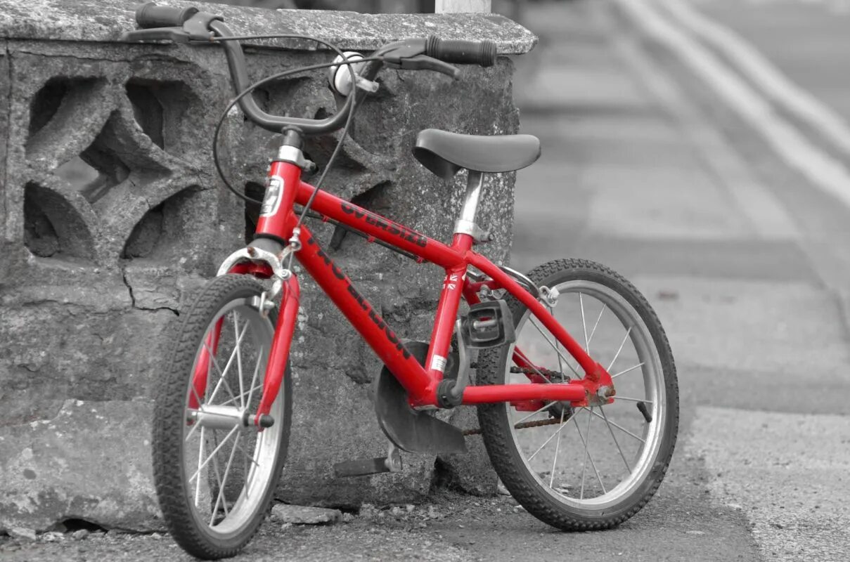 Красный велик маленький. Красный велосипед. Красный спортивный велосипед. Велосипед Red. Велосипед картинка.