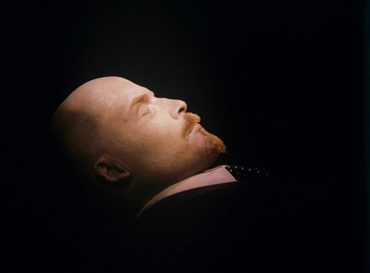 ленин владимир ильич мавзолей кремль. ленин владимир ильич в мавзолее. ленин владимир ильич мумия. ленин в мавзолее фото 2021. сколько было ленину сейчас лет.