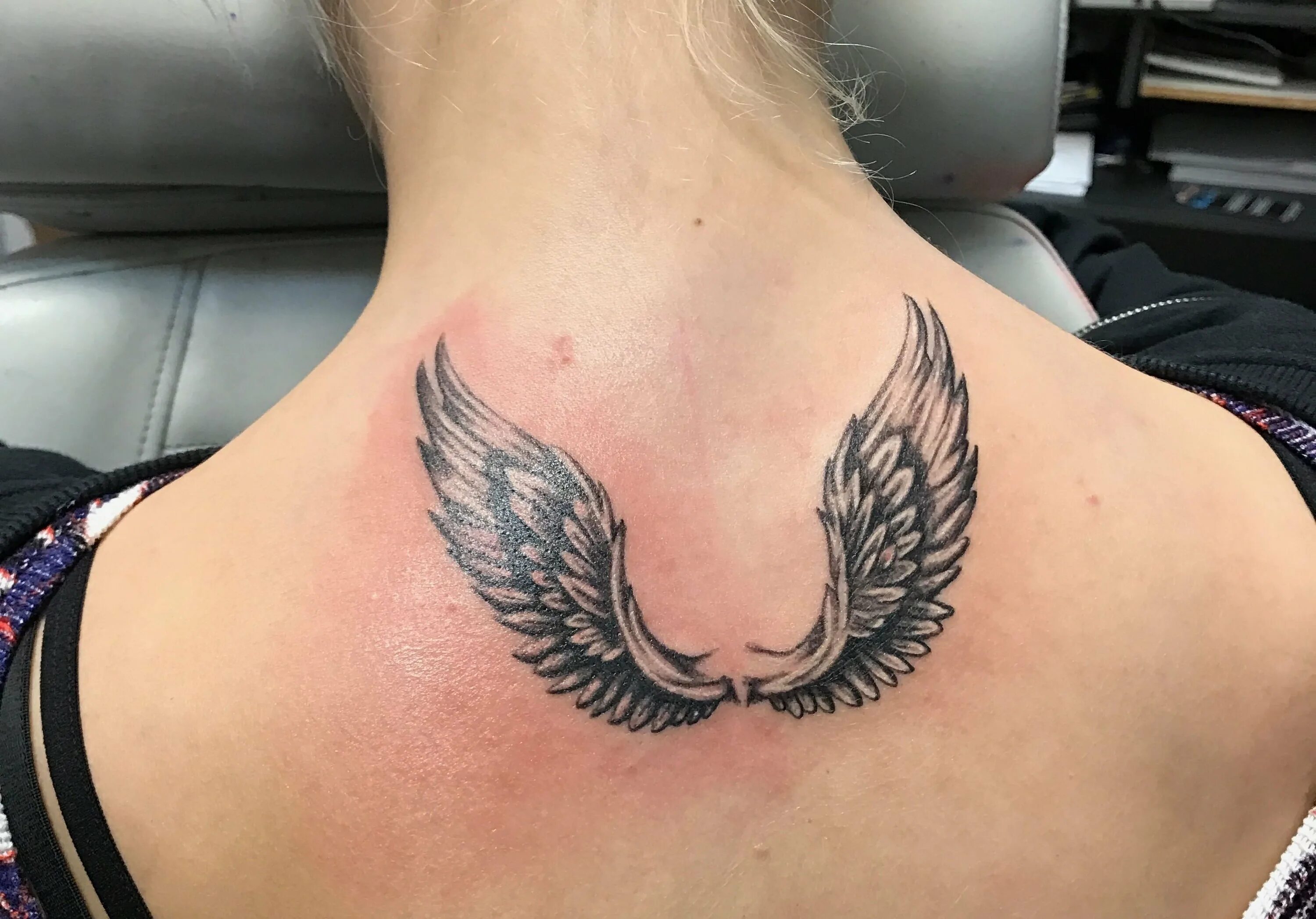 тату крылья. тату крылья на груди. крылышки на шее тату. тату крылья на шее. что означает тату крылья.