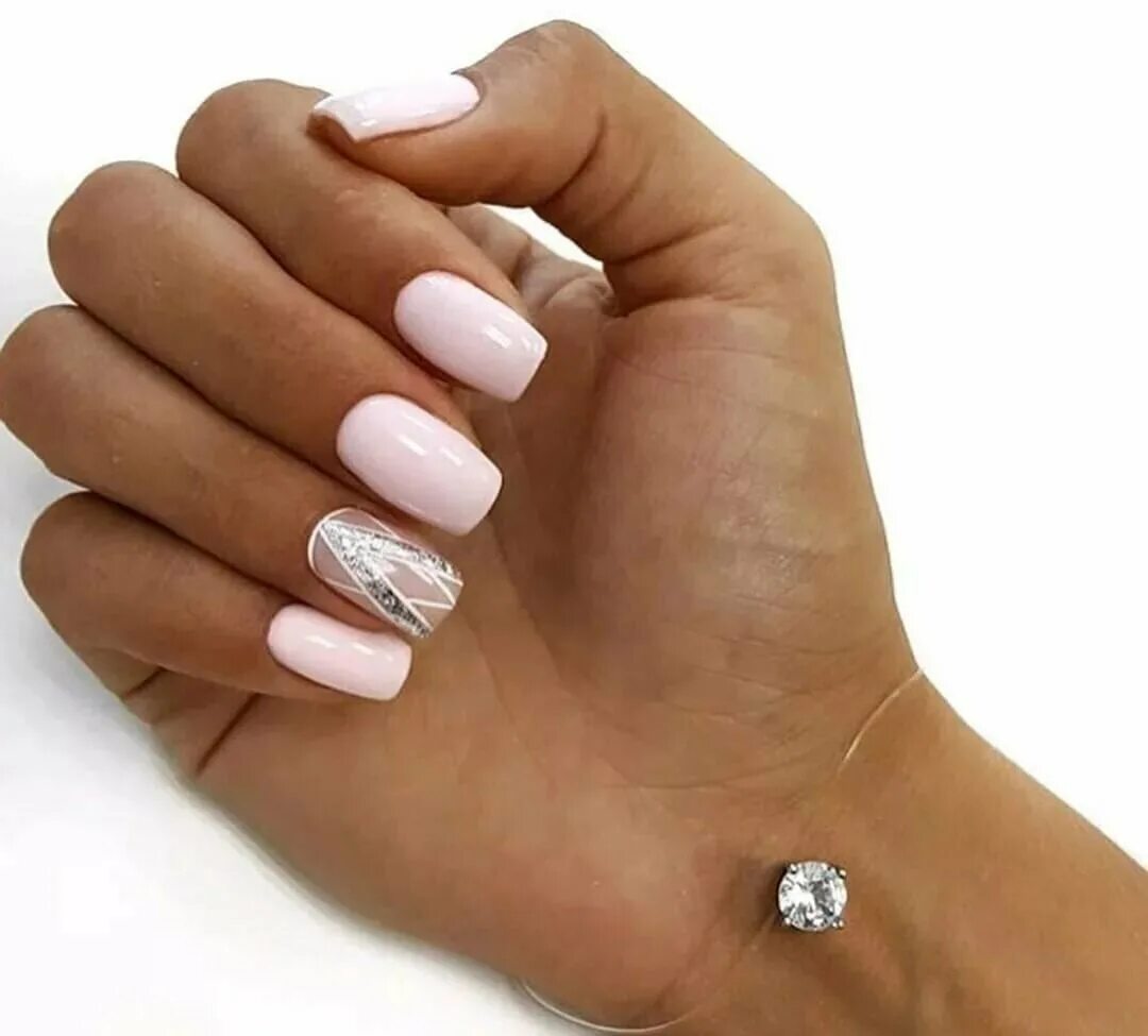 Маникюр с полоской из страз. Белые короткие ногти. Белый маникюр. Белый маникюр на короткие ногти. Накладные ногти белые.