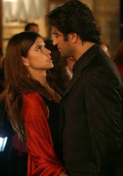 Берен саат в фильме любовь и ненависть. Любовь и ненависть турецкий сериал. Махсун кырмызыгюль и берен саат. Любовь и ненависть с берен саат. Aşka sürgün сериал.