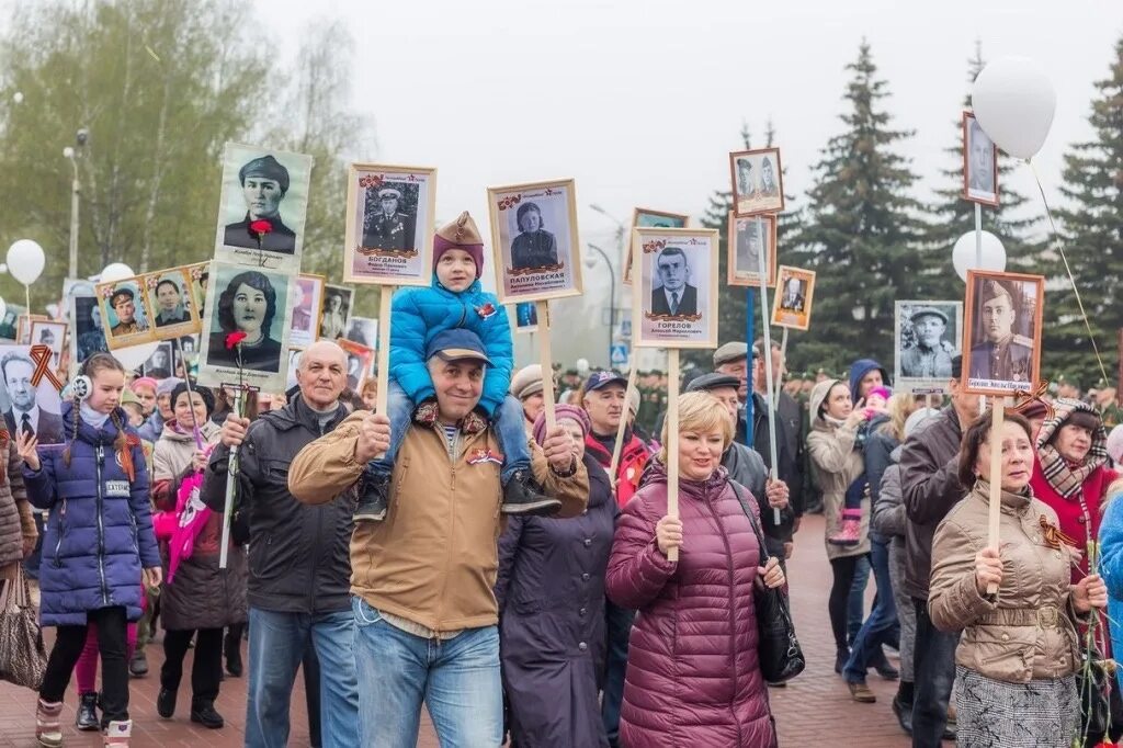 Кстово атаковали. Акция Бессмертный полк. Ижевск люди. Бессмертный полк люди. Бессмертный полк Великий Новгород 2022.