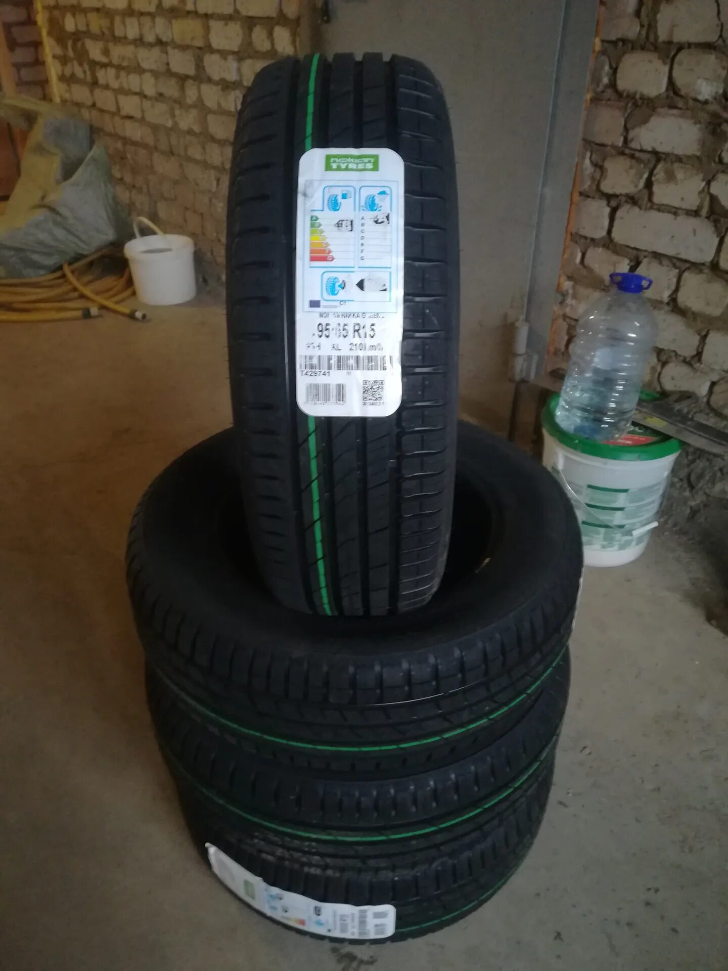 Nokian green 2. Nokian Hakka Green 3 185/65 r15. Евроэтикетка Nokian Hakka Green. Шины Нокиан Hakka 195/65 r15 лето. Кумхо сенсе Нокиан Хакка Грин 3.