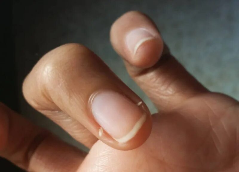 из под пальцев