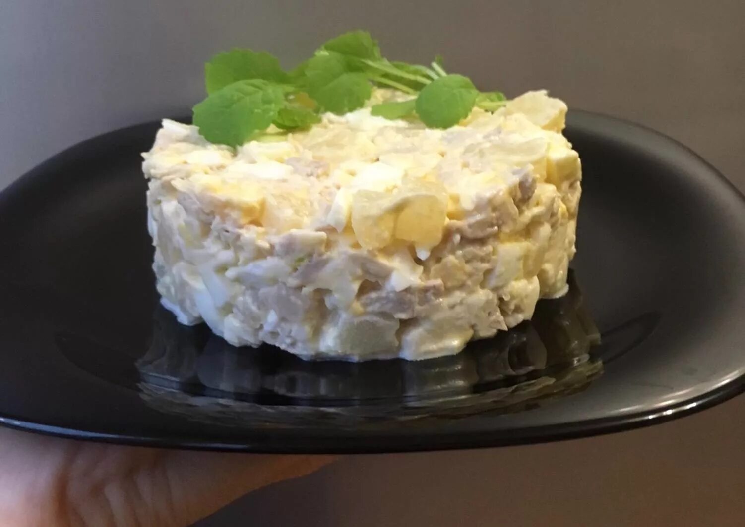 Как называется салат с курицей и ананасами. Салат с ананасом. салат из ананаса. салат из курицы с ананасами. салат французский с ананасом и курицей.