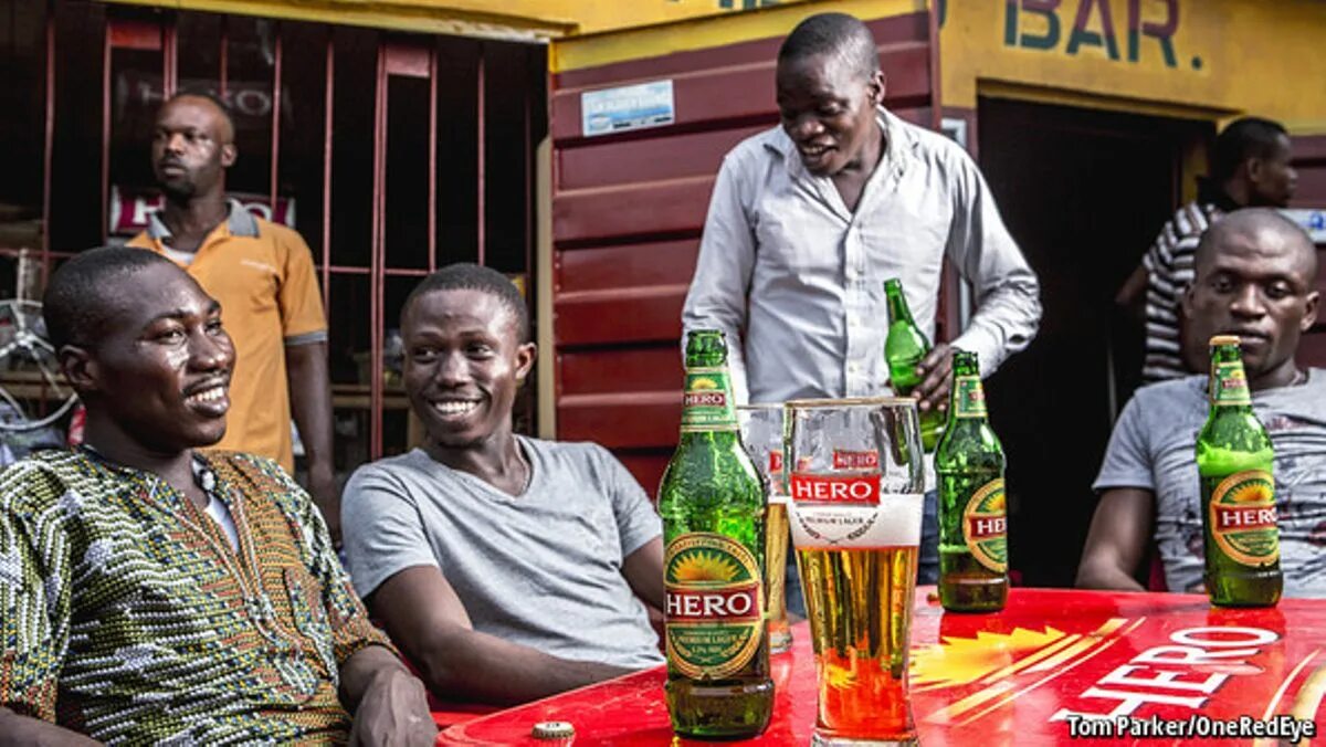 Drinking countries. Пиво в Африке. Нигерийское пиво. Пиво Fijjtu. Африканец с пивом.