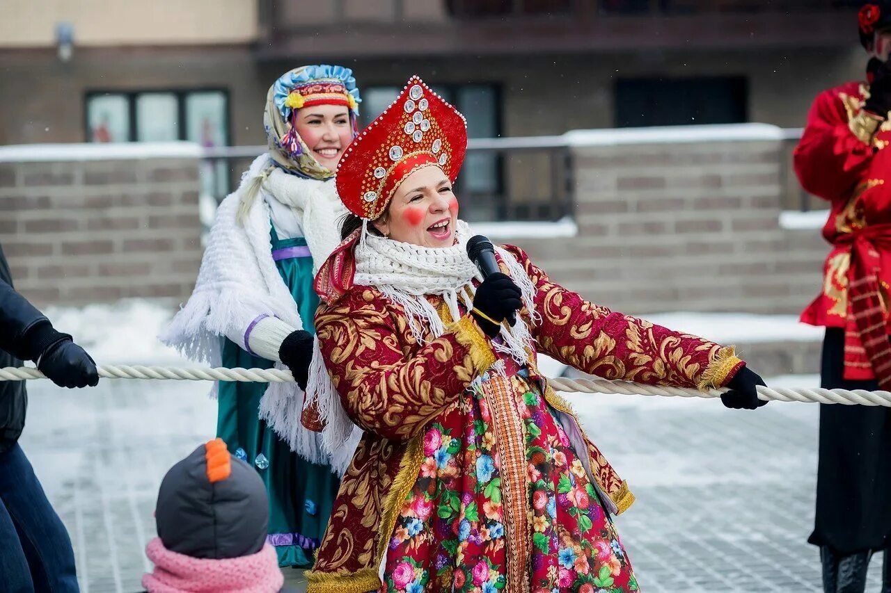 Костюм Масленицы. Наряд на Масленицу. Костюмы для Масленицы на улице. Костюм Масленицы взрослый.