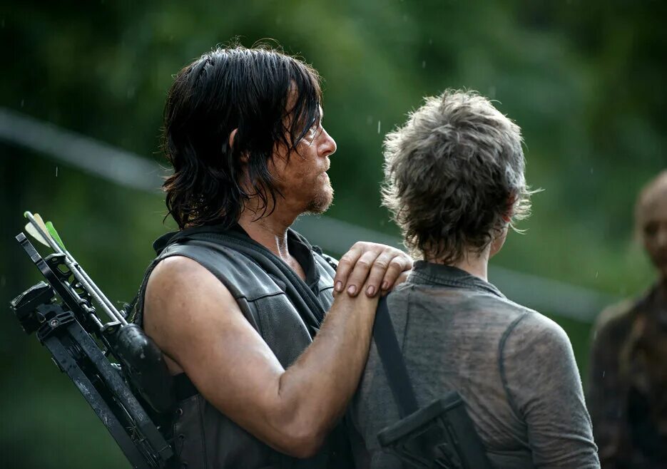 дэрил диксон. дэрил диксон. дэрил диксон. кэрол ходячие мертвецы 11 сезон. дэрил диксон ходячие мертвецы.