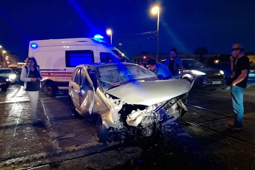 ДТП с двумя погибшими на Северной дороге в Череповце: автомобиль врезался в опор