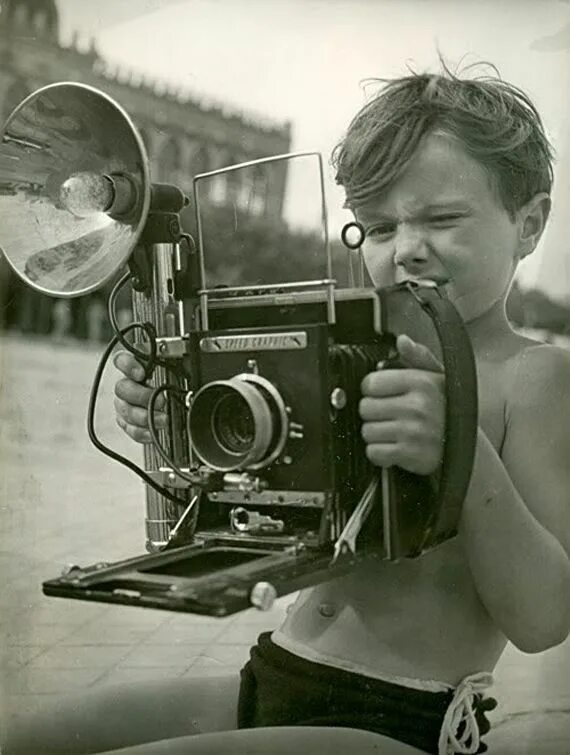 Молодой старую на камеру. Ретро фотоаппарат. Старая фотокамера. Фотограф со старинным фотоаппаратом. Советский фотограф.