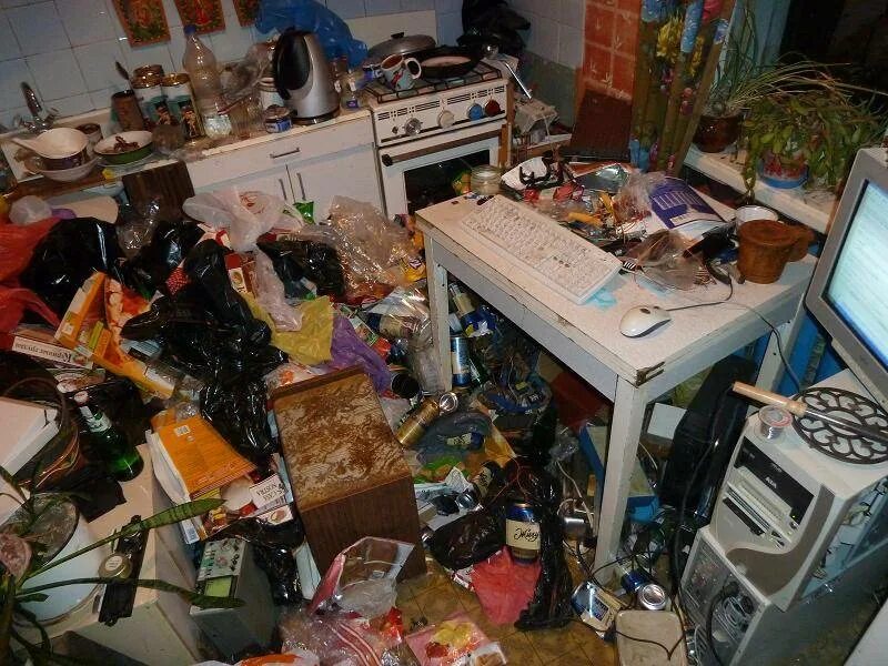 Грязная комната. Ужасный беспорядок в квартире. Грязный дом. Грязная комната. Грязный дом.