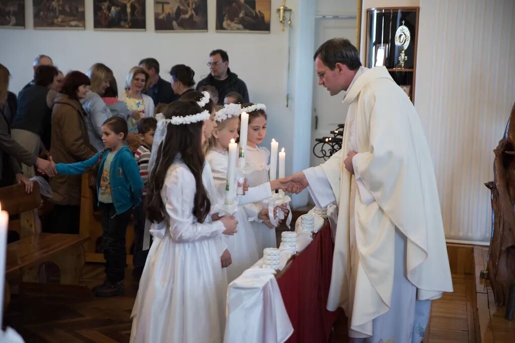 таинство причащения (евхаристия);. праздник первого причастия у католиков. первое причастие в католичестве. таинство евхаристии. праздник первого причастия у католиков.