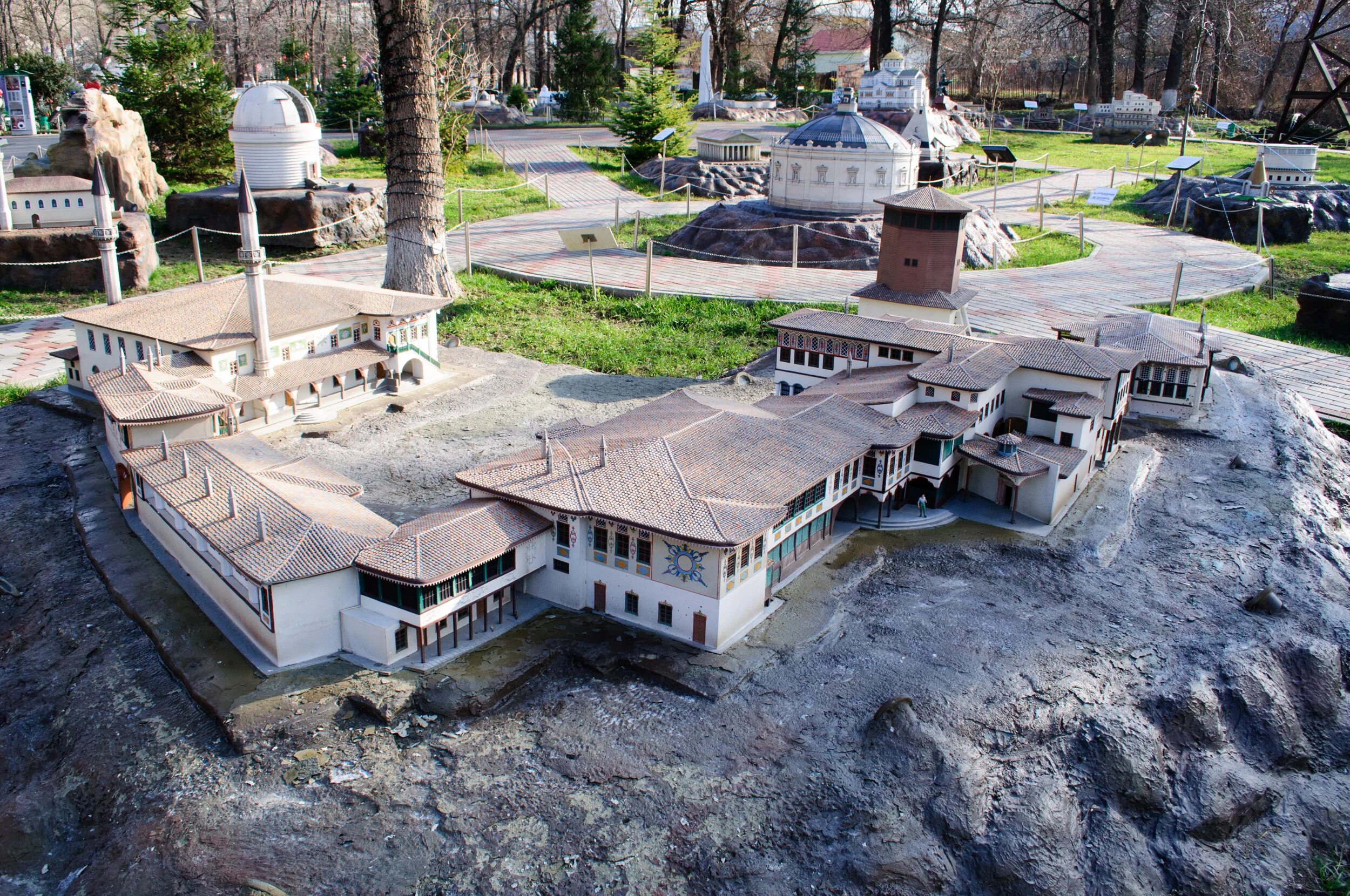 Достопримечательности крыма бахчисарайский парк миниатюр. Сквер в бахчисарае. Парк миниатюр бахчисарай 2023. Город бахчисарай крым парк миниатюр. Парк миниатюр бахчисарай.