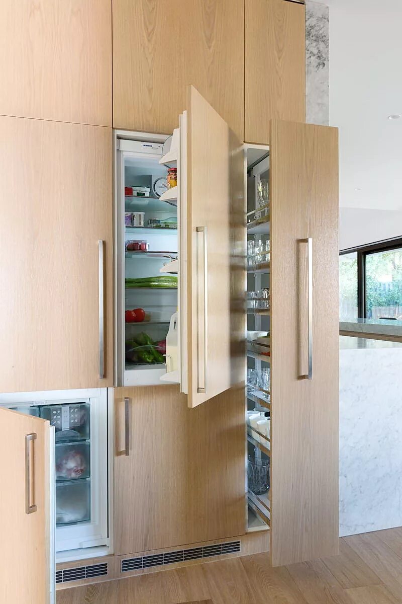 Шкаф для встраиваемого холодильника. Встроенный холодильник на кухне. Встраиваемый холодильник втшеаф. Встраиваемый холодильник для кухни. Можно ли холодильник в шкаф