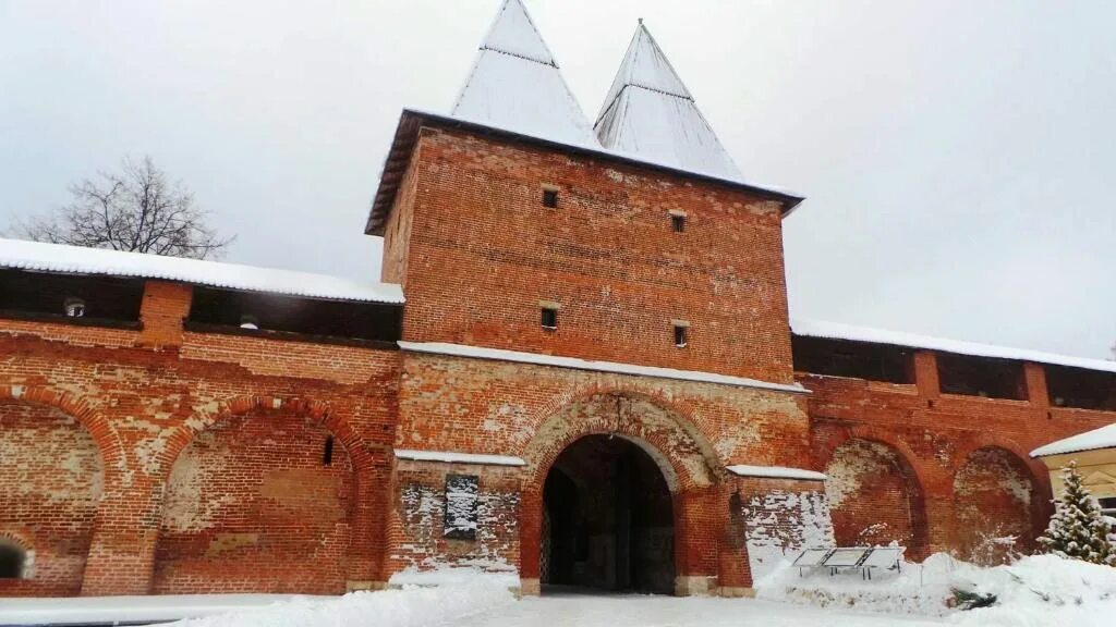 Тв зарайск. Старый замок зарайск. трактир зарайск. гостиница тгк дикси зарайск. зарайск гостиница глобус.