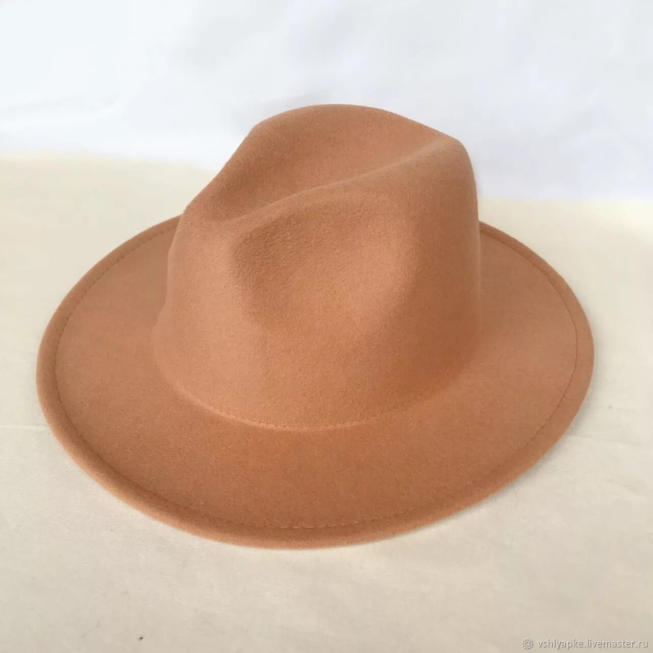 Фетровая шляпа москва. Коричневая фетровая шляпа. Шляпа из коричневого бархата. Фетровая шляпа МК. Шляпа фетровая коричневая ретро.