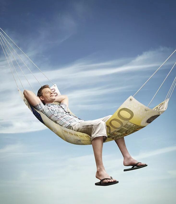 Человек купается в деньгах. Сколько зарабатываешь креативно. Современное искусство деньги. Сколько зарабатываешь креативно. Креативно деньги.