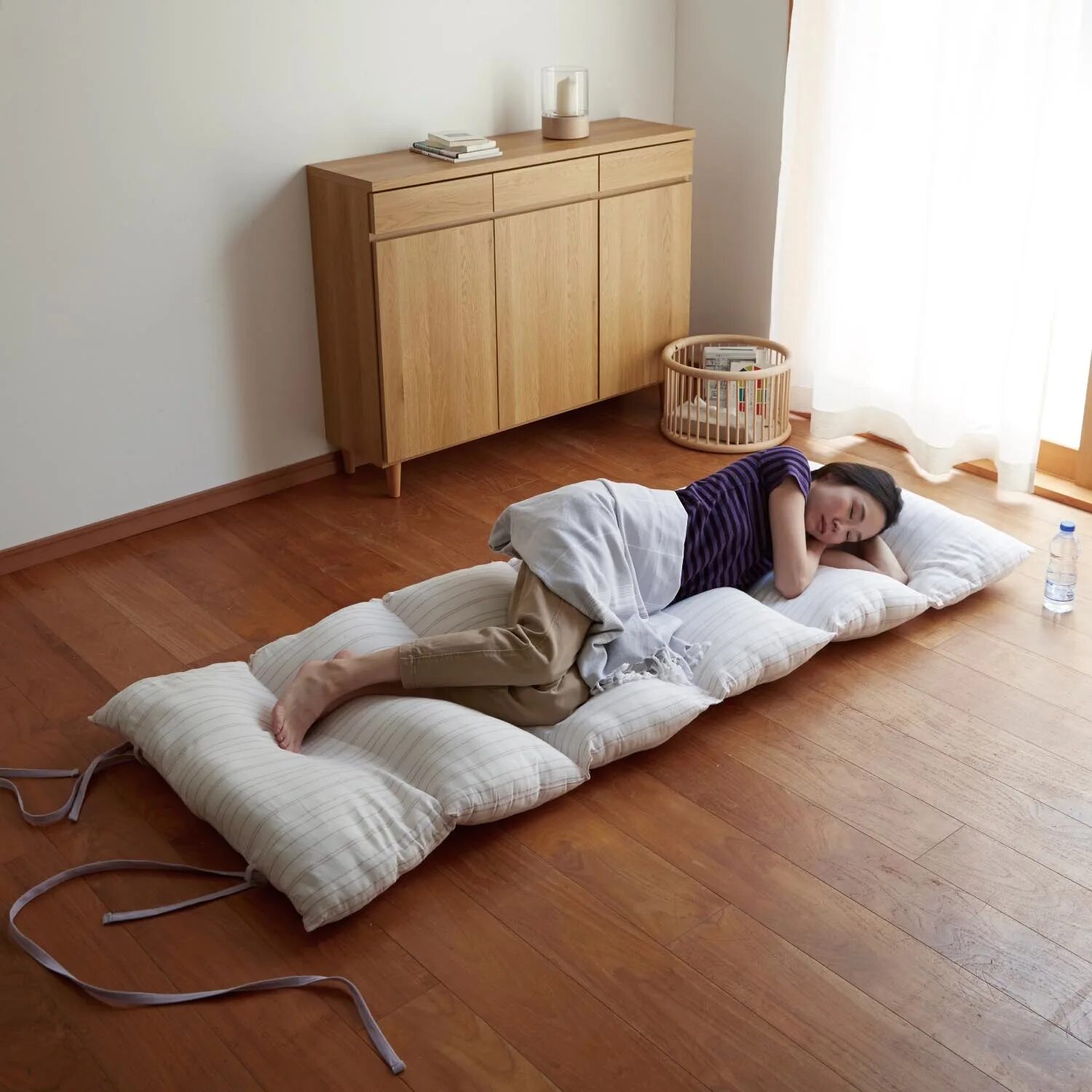 Можно спать на восток. Японская кровать на полу. Японский матрас для сна на полу. Японский Футон для сна. Японская кровать матрас на полу.