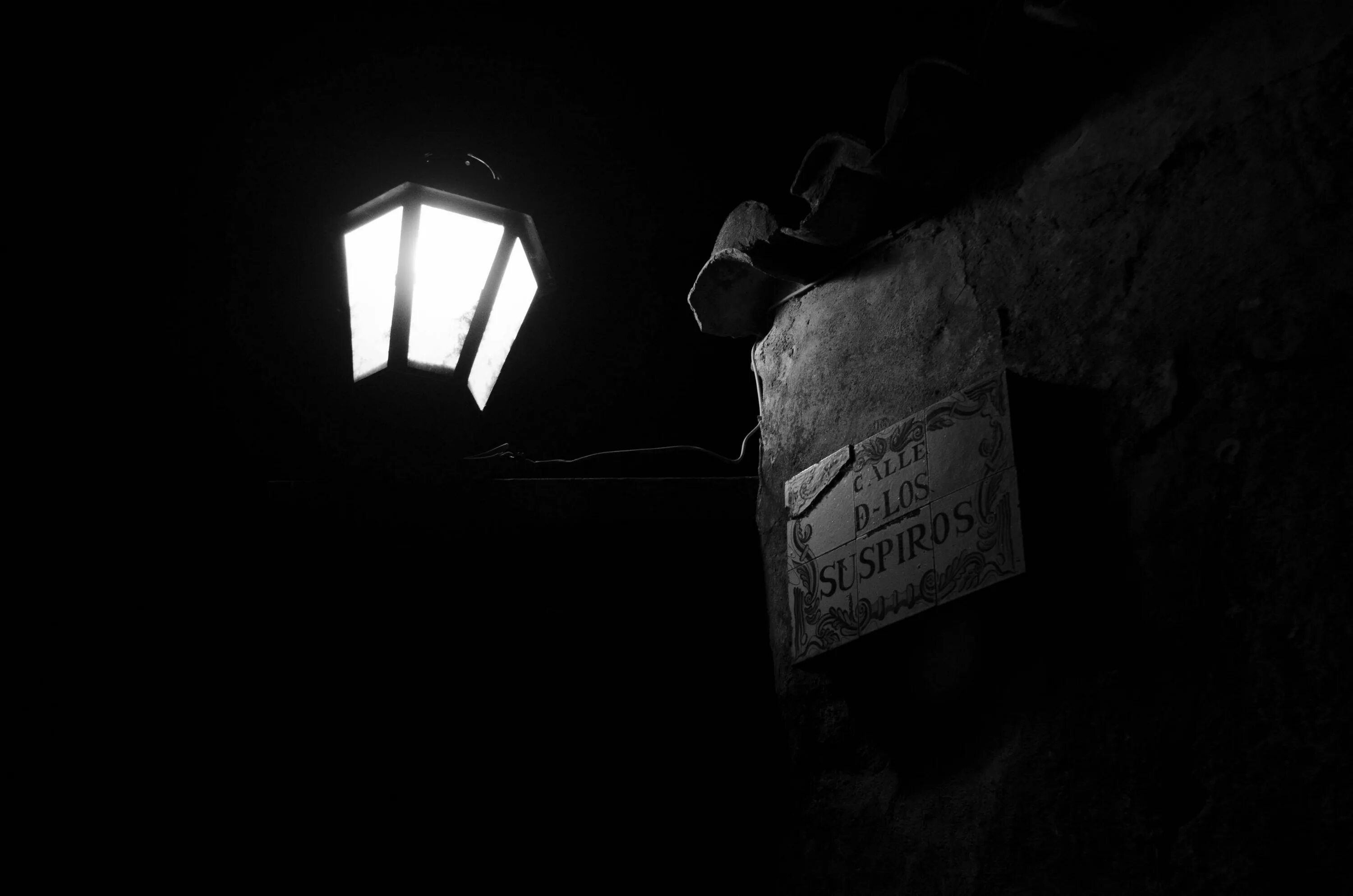 Фонарный столб ночью. Темная лампа. Фонарные столбы ночью мрачные.