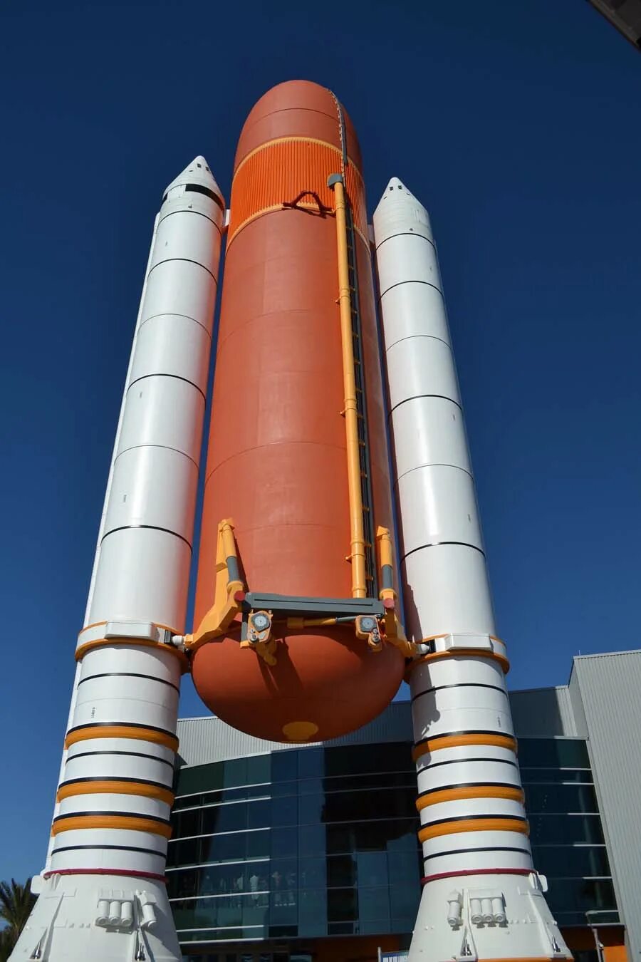 Booster space. Space shuttle solid rocket booster. твердотопливные ускорители шаттл. боковой ускоритель спейс шаттл. ускоритель спейс шаттла.