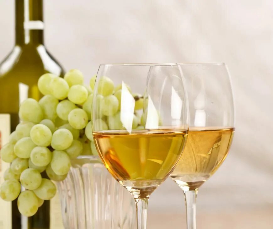 Рислинг виноград. Рислинг вино. Белое вино. Белое вино и виноград. Белое вино кур