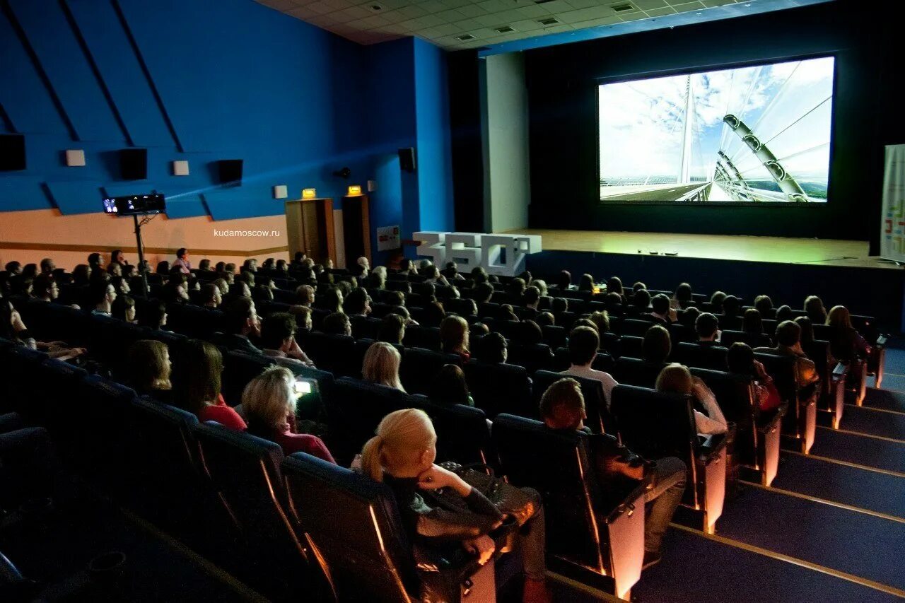 кинотеатр. люди в кинозале. кинопоказ фото. кинотеатр полный зал. зал кинотеатра с людьми.