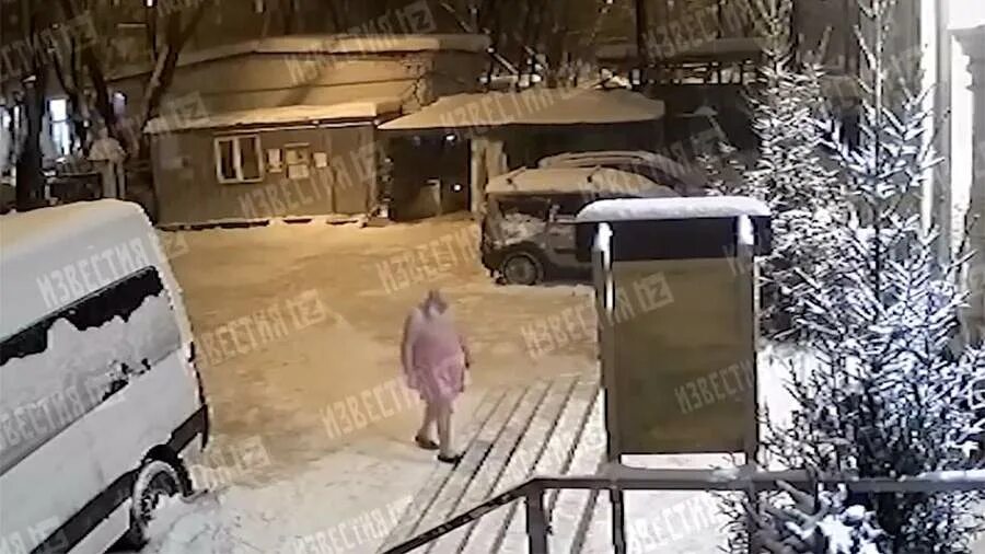 Видео нападения на губернатора. Мужчина в розовом платье ворвался в храм.