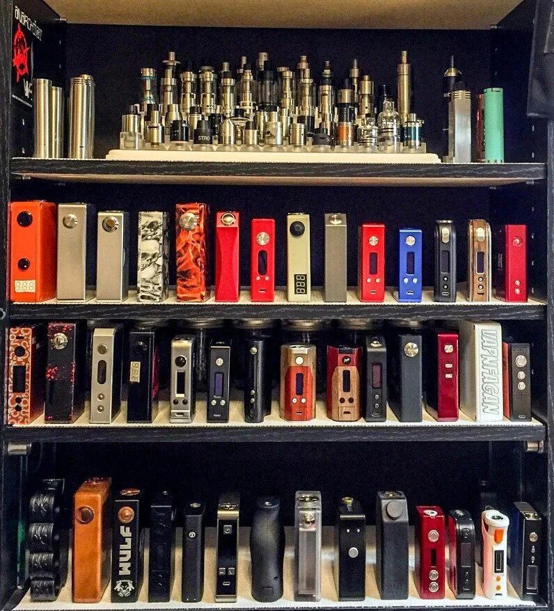 Бухло. Много подиков. Большие электронные сигареты. Черный рынок вейпов. Много людей на планете.