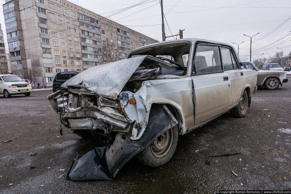 ВАЗ 2105 белая битая в хлам. ВАЗ 2107 В хлам. Разбитый ВАЗ 2103 серого цвета. Разбитая Жигули.