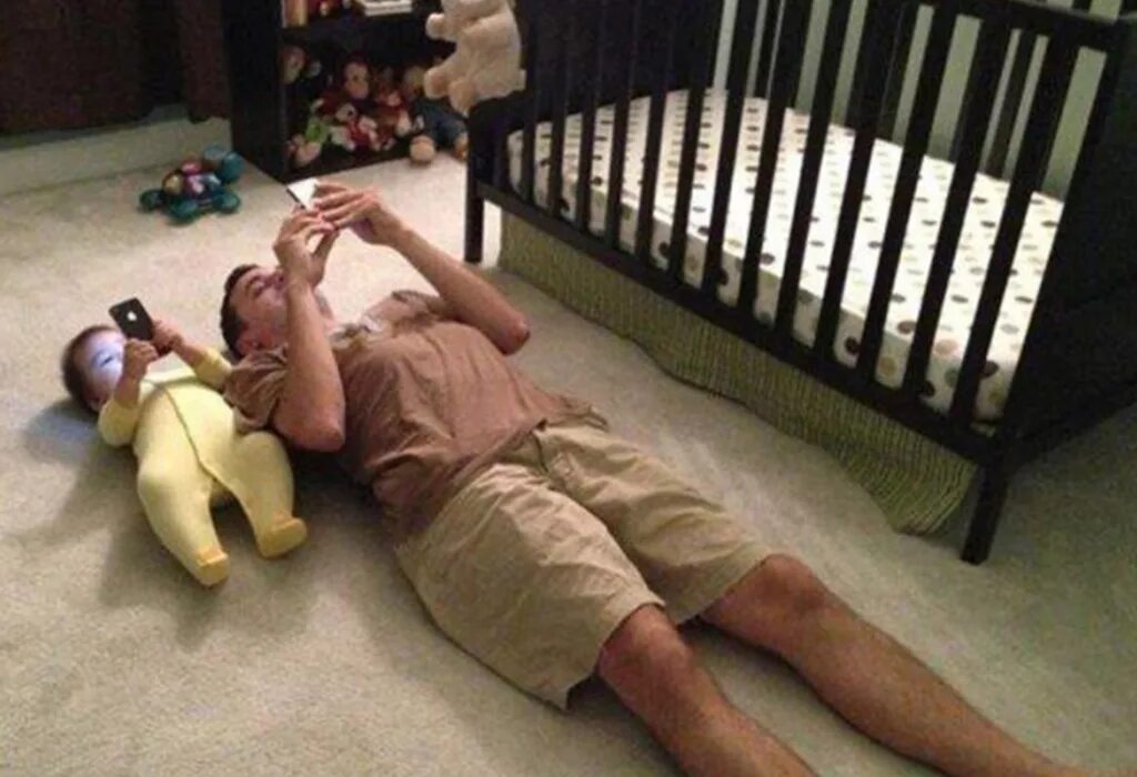 Папы дети и компьютер смешные. Папа остался с ребенком приколы. Папа остался с ребенком приколы. Папа сидит с ребенком. Дети с папами приколы.