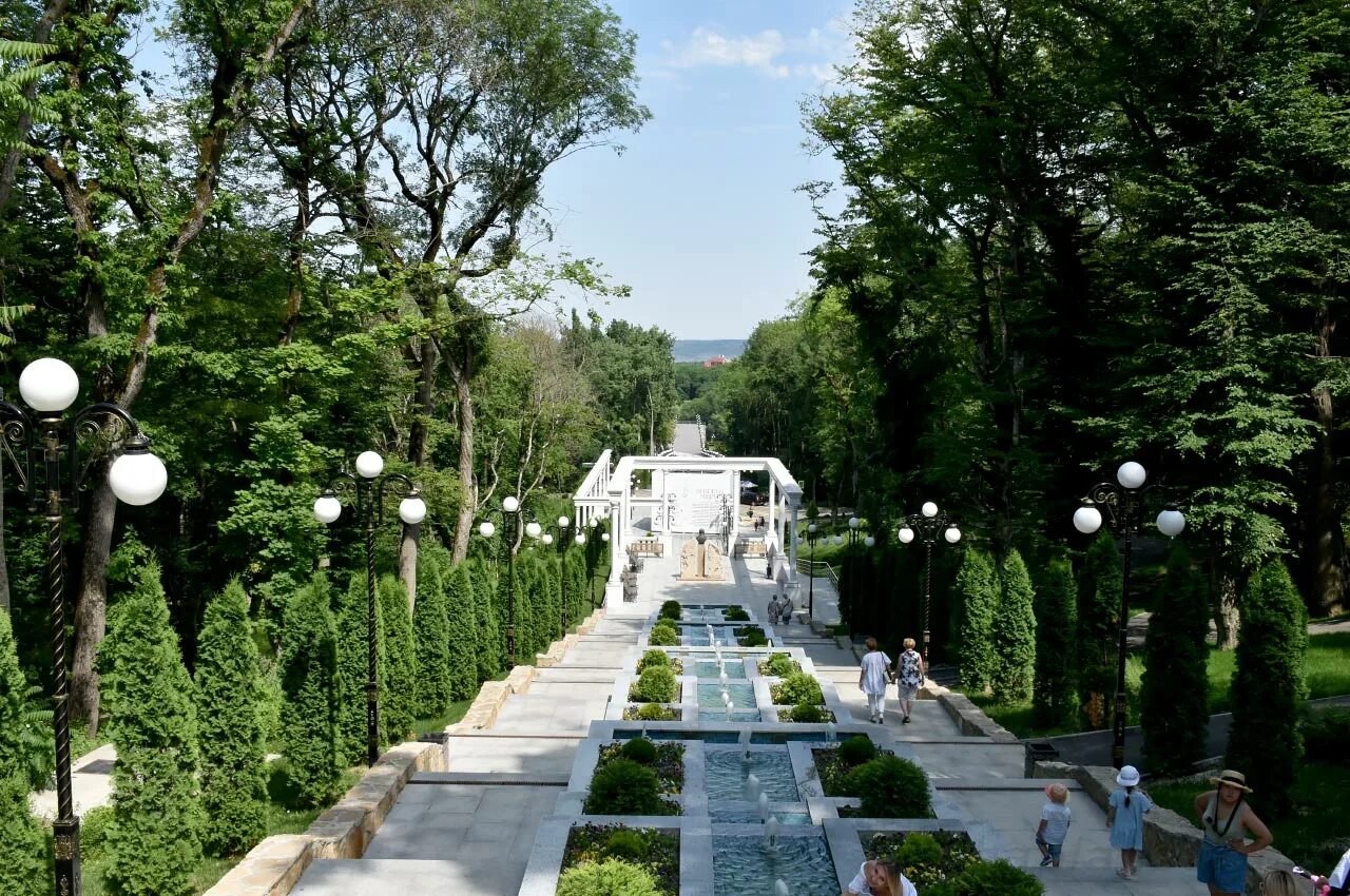 Железноводск в реальном времени. Курортный парк Железноводск каскадная лестница. Каскадная лестница Железноводск. Архитектура Железноводск. Железноводск Центральный парк.