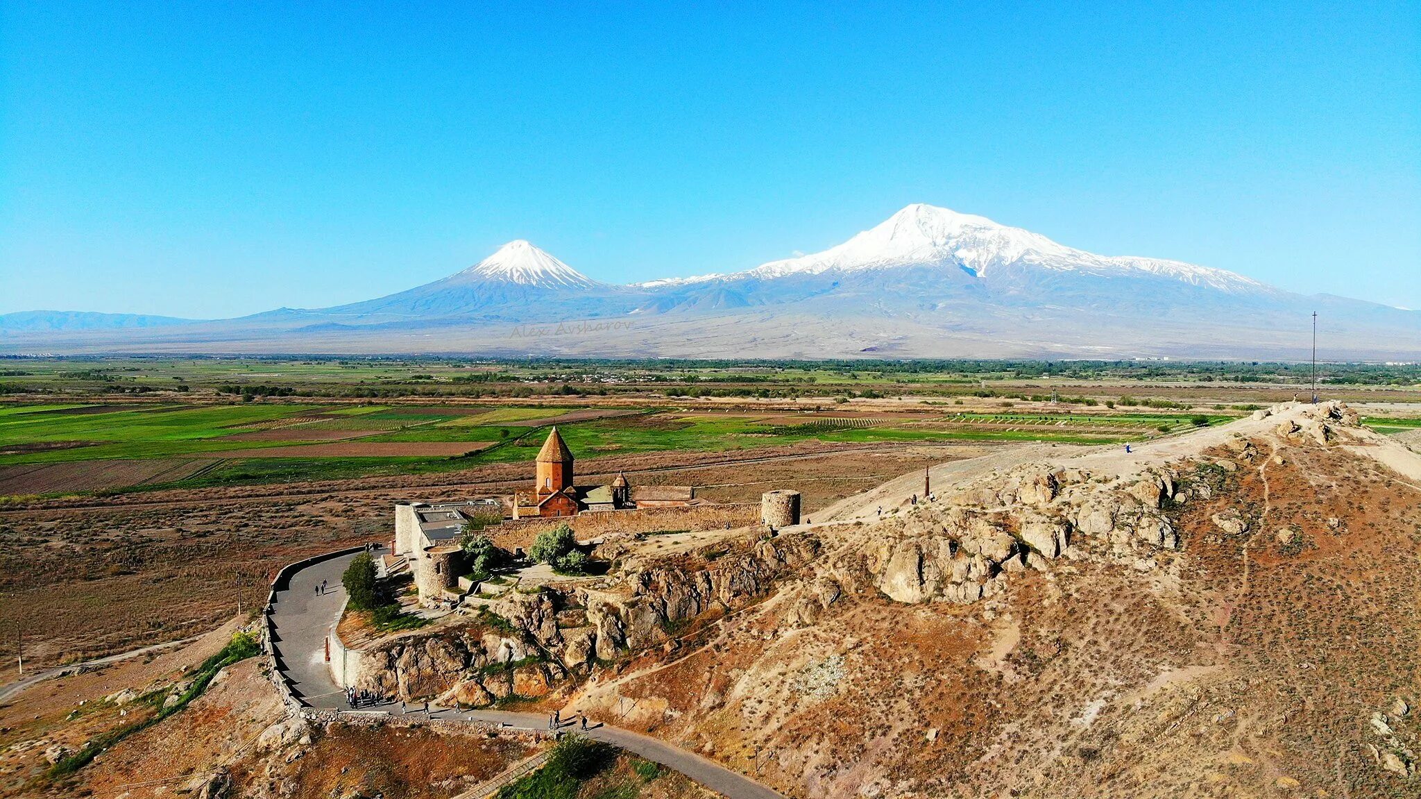 Монастырь хор Вирап в Армении. Хор Вирап Арарат. Гора Арарат и хор Вирап. Подножия горы Арарат монастырь хор Вирап. Арарат находится в армении