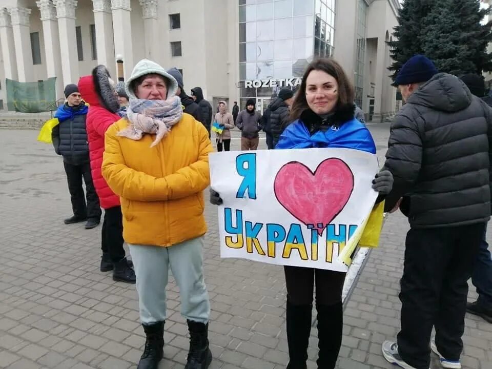 украина сейчас. люди на площади. день россии в херсоне. недовольство херсонцев. херсон люди.