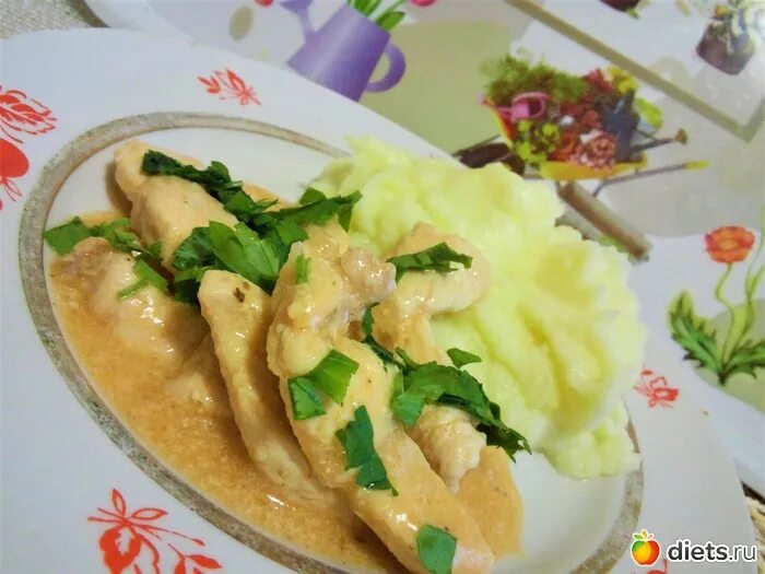 Бефстроганов из грудки. Бефстроганов из куриной грудки с пюре. бефстроганов из курицы с пюре. бефстроганов из грудки курицы.
