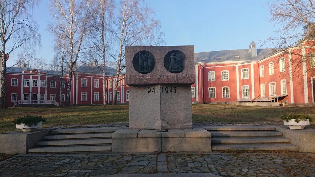 Пискаревка всеволожск. Памятник Мечникова в Петербурге. Мемориальный памятник Мечникова. Памятник Мечникову в Красногвардейском районе. Памятник Мечникову в СЗГМУ.