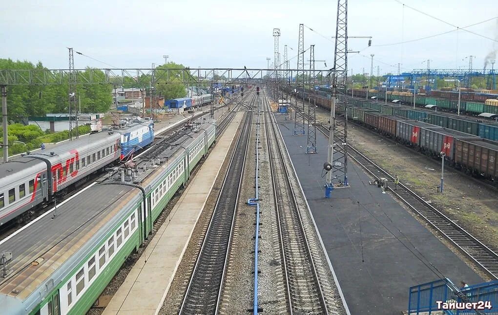 Тайшет жд. Станция тайшет железная дорога. Вокзал город тайшет. Станция тайшет иркутская область. Вокзал город тайшет.