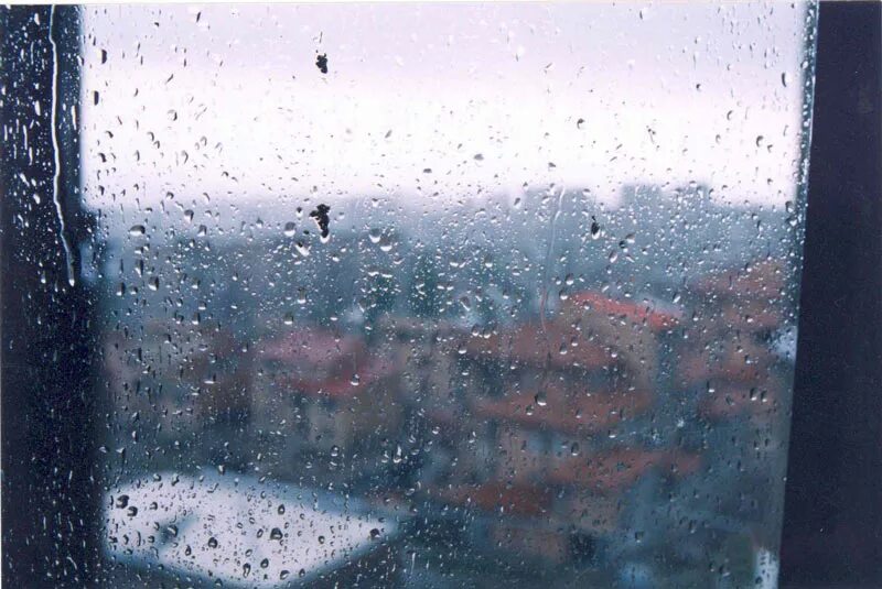 Дождь в окне. Дождь за окном. Мокрое окно. Следы дождя на стекле. Каплями дождя смывает след